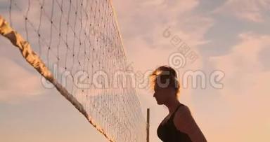 <strong>沙滩排球</strong>比赛女孩在日落时在<strong>沙滩</strong>上缓慢地击球。